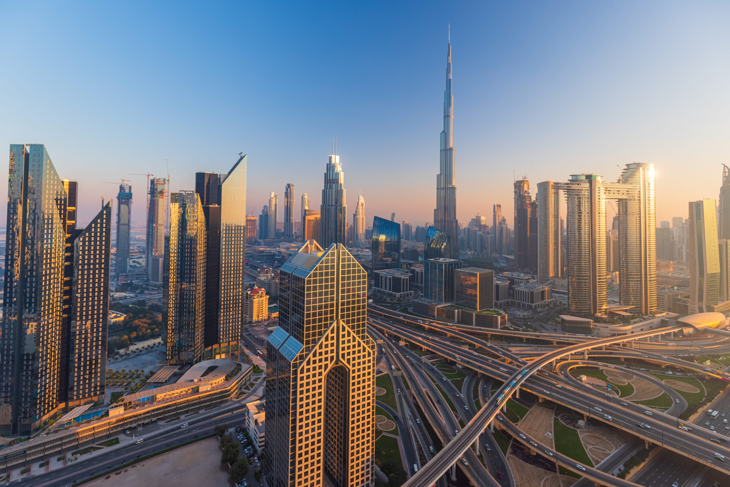 Dubai,City,Skyline,Panoramic,View,With,Metro,And,Cars,Moving